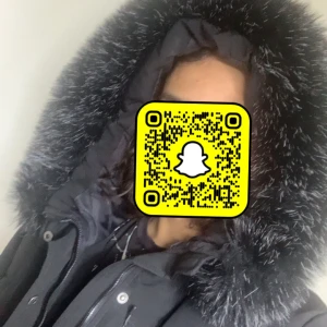 Svart pufferjacka med fuskpäls från McKenzie - Säljer en svart pufferjacka från McKenzie med stor huva och snygg fuskpäls runt kanten. Jackan har dragkedja och tryckknappar framtill, quiltad design och är perfekt för kalla dagar. Klassisk look som funkar till allt och håller dig varm hela vintern.