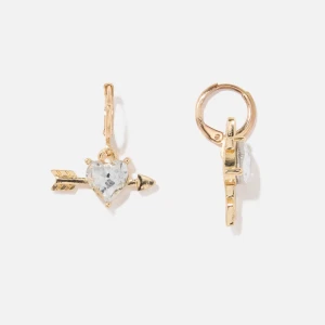 Guldörhängen med hjärta och pil - Supersöta örhängen i guld med hängande pil och ett hjärtformat, klart stent hänge. Designen är lekfull med en glittrande känsla, perfekt för dig som gillar detaljer med kärlekstema. Små och nätta hoops som ger en gullig touch till din look. Aldrig använt men endå har de lite rost på sig men inget man tänker på!