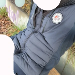 Mörkblå jacka från Sail racing - Snygg mörkblå jacka från sail racing med klassisk logga på bröstet. Jackan har quiltad design och dragkedja framtill, perfekt för lager-på-lager-stil under kyliga dagar.