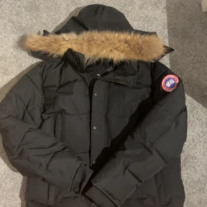 Canada Goose Vinterjacka - Svart Canada goose vinterjacka i L, har aldrig använts. Har inga märken eller liknande.