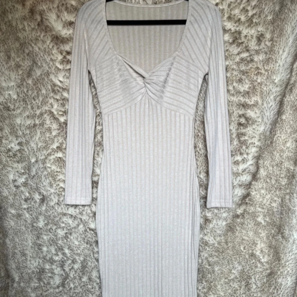 Beige ribbad långklänning med slits