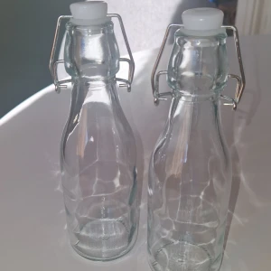 Glasflaskor - De är lämpliga för att förvara och servera drycker som öl, cider, saft och vatten etc.  De är även populära inom hembryggning. Dekoration och servering: Flaskornas design kan göra dem till en stilren inredningsdetalj eller en snygg serveringsflaska på restauranger och caféer. 