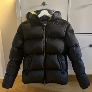 Svart vinterjacka från Colmar - Snygg svart vinterjacka från Colmar med huva och två fickor. Jackan har en klassisk pufferlook med Colmar loggan på ärmen. Perfekt för kalla dagar och riktigt skön att bära, bara använd någon månad så jackan är i bra skick. Jackan är i storlek 16y-170 men passar även XS-S🩷kan gå ner något i pris vid snabb affär☺️