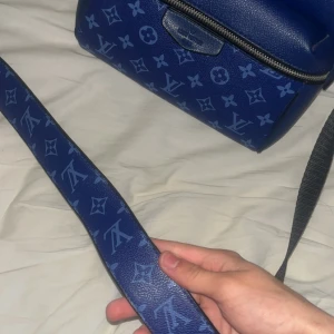 Blå sällsynt väska från exlusivt märke - Använd ett par gånger, väldigt fint skick 