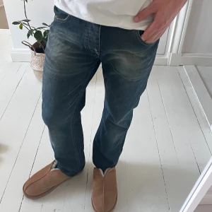 Jack and Jones mott blue - Sköna Jack and Jones mott blue jeans i storlek W32 L32 Slim. Mått A:41 cm B: 106 cm. Inga större defekter! Modellen är 180 cm 75 kg. Kom med frågor ✌️modellen har tvingats vika upp kanterna, notera modellen att den sitter lite speciellt 