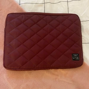 Quiltad vinröd datorväska från Lager 157 - Säljer en jättesnygg datorväska från Lager 157, mjuk insida.Använd typ 3-5 gånger. Har två stycken så vill bli av med denna💝 finns fortfarande i butik! Köpte för 100kr 