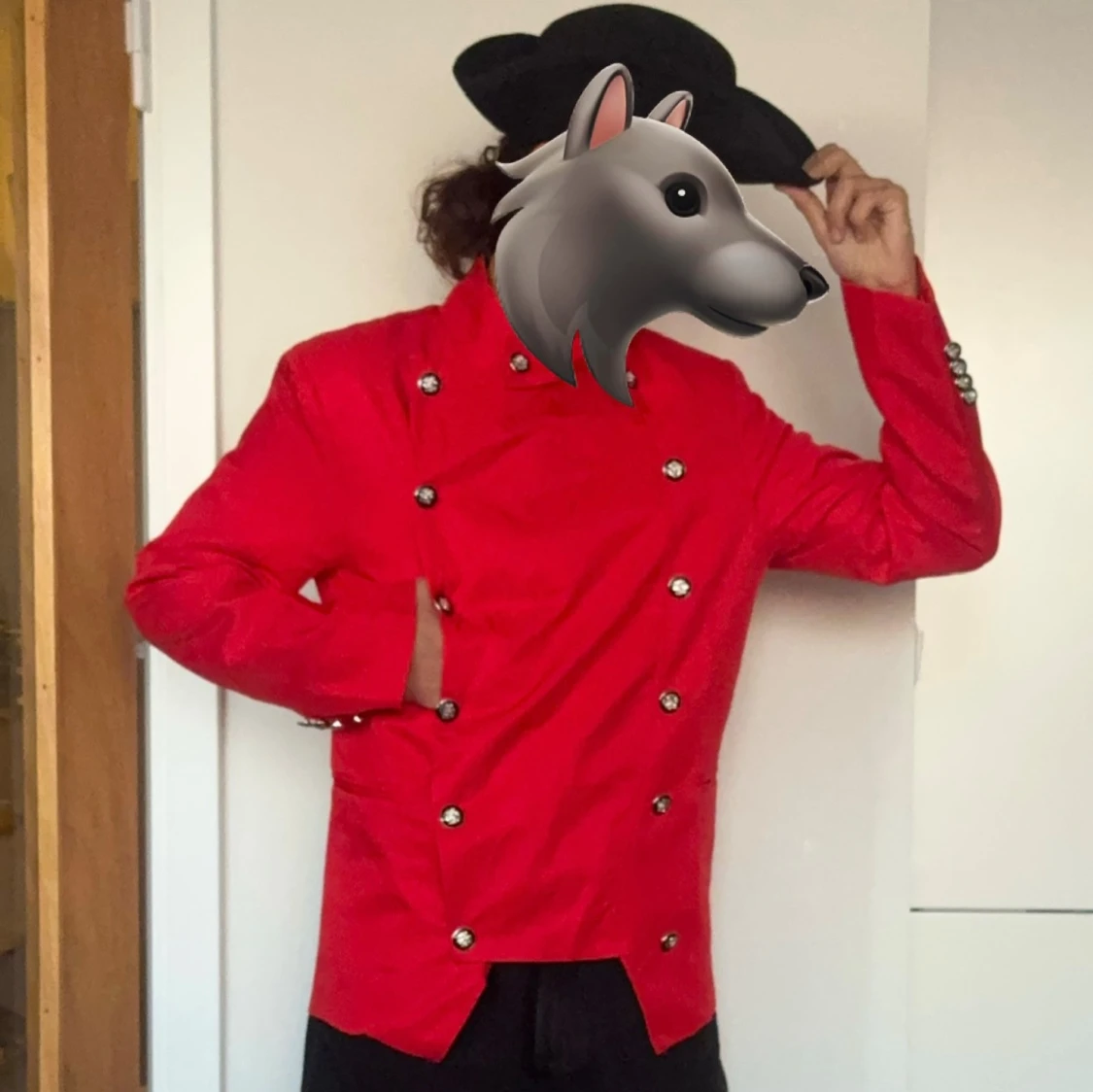 Röd skepparkavaj med dekorativa knappar - 3