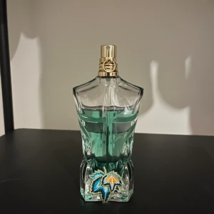 JPG Le Beau Paradise Garden  - Tjena! • säljer nu min 125ml (ca 115ml kvar) JPG Le beau paradise garden då den mest stått sedan jag köpt den och inte kommit till någon jätteanvändning då jag har andra parfymer jag föredrar• Köpt för 1435kr på kicks • Mitt pris: 1000 • tveka inte på höra av dig vid frågor!