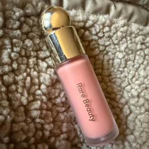 Rare beauty blush - Har testat den en gång, bara duttat på kinden men det var inte min färg. Färgen är bliss, 7,5 ml 