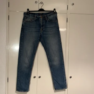 Nudie steady Eddie II 30/30 - Säljer ett par sparsamt använda nudie steady Eddie II. De är använda få gånger och har inga defekter. Jeansen är en klassisk straight leg med taper. Hur de passar syns på sista bilden. Priset är absolut diskutabelt. 