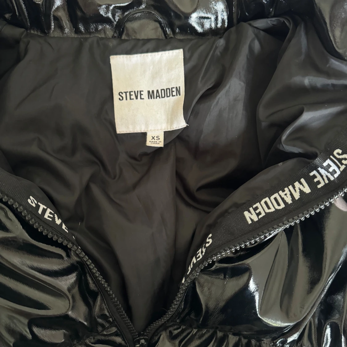 Svart glansig pufferjacka Steve Madden - 2