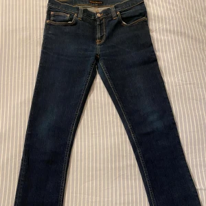 Nudie jeans  - Tjena! Säljer ett par nudie jeans i storlek 31/34 men de sitter som 31/32. De är i väldigt bra skick och nästan aldrig använda. De är i färgen mörkblå och är slimfit. Hör av er om ni har frågor.                                                                MVH                                                                           August