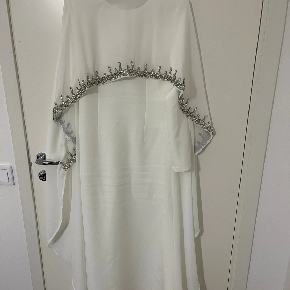 Vit långklänning med silverdetaljer