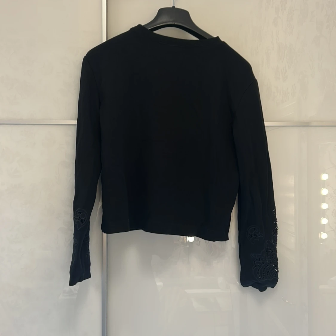 Svart långärmad tröja med broderi - 1