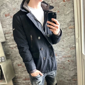 Hackett London jacka - Bra skick, inga defekter men lite allmänt använd. Storlek L men sitter mer som M/L, passar dig som är mellan 180-190cm ungefär. Nypris ca 5000kr. Modellen är 185 cm, 79 kg. Passar bra nu till vintern. Skriv för mer information!🤝