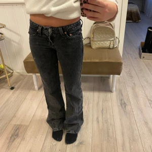Lågmidjade bootcut jeans  - Snygga svarta Levi's jeans i bootcut-modell med låg midja. Jeansen har klassisk femficksdesign, dragkedja och knapp framtill samt tydlig Levi's-patch bak. Materialet är jeans i tvättad svart nyans för en cool look.