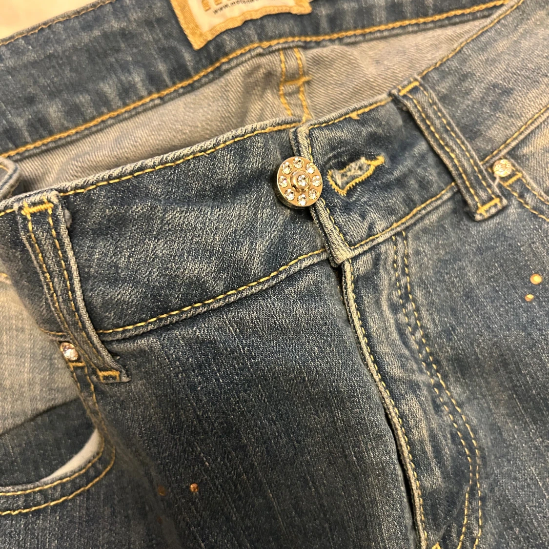 Blå MET jeans med strass och slitningar