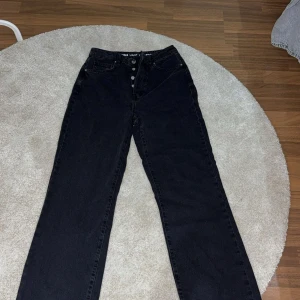 Svarta wide jeans  - Helt nya jeans från bikbok. Aldrig använda. Höga i midjan. Storlek ser ni i bilden men skulle säga att den passar för S. 