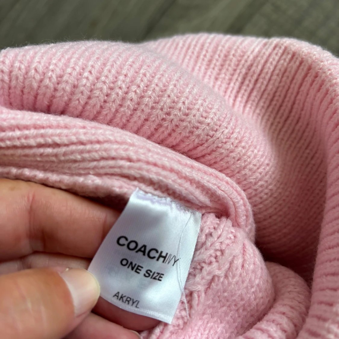 Ljusrosa ribbstickad mössa COACH IVY - 4