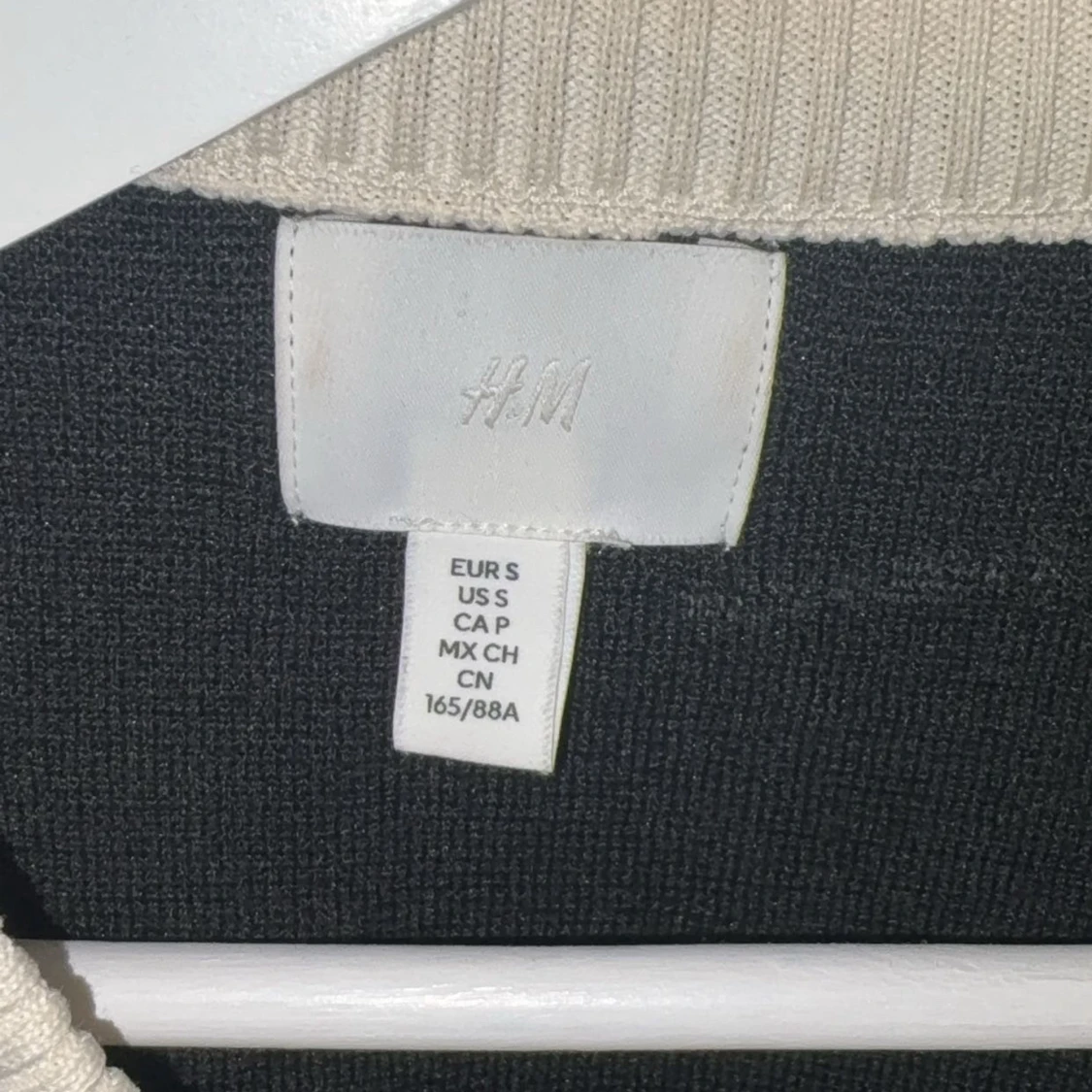 Svart kofta med gulddetaljer från H&M - 1