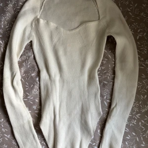 Vit ribbad långärmad topp - Jättefin vit ribbad långärmad topp i storlek xs💞