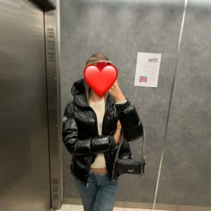 Svart glansig colmar jacka  - Säljer en svart glansig pufferjacka från colmar med huva och dragkedja framtill. Säljer eftersom den inte kommer till användning. Passar xs. Nypris är 4000. Kan mötas upp!! 