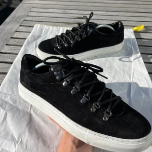 Diemme skor - Snygga svarta sneakers från Diemme. Skick 9/10 riktigt bra utan npgrabtydliga defekter. Nypris ligger runt 4000kr men säljs nu för 2599kr. Hör gärna av er vid minsta lilla fundering, har en dustbag.