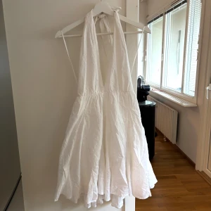 Vit puffig klänning  - Använd 1 gång. Som ny.