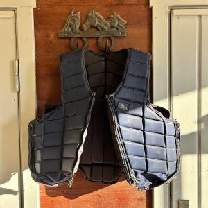 Blå säkerhetsväst för ridning, stl 14 - Säljer en blå säkerhetsväst i storlek 14. 