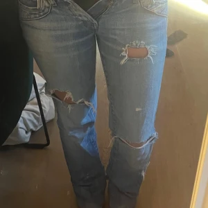 Diesel jeans - Säljer ett par jeans från Diesel. Jag på bilden är ca 155cm men jeansen är upplagda som passar någon runt 168cm. ❤️