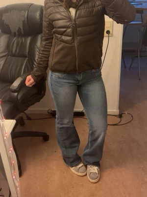 Lågmidjade jeans från HM - Säljer ett par klassiska blå jeans med bootcut-snitt och lågmidjad passform. ❤️