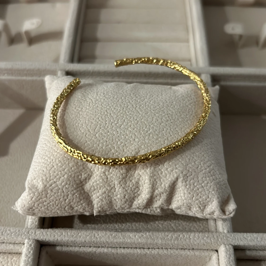 Texturerad bangle bracelet från Muli Collection