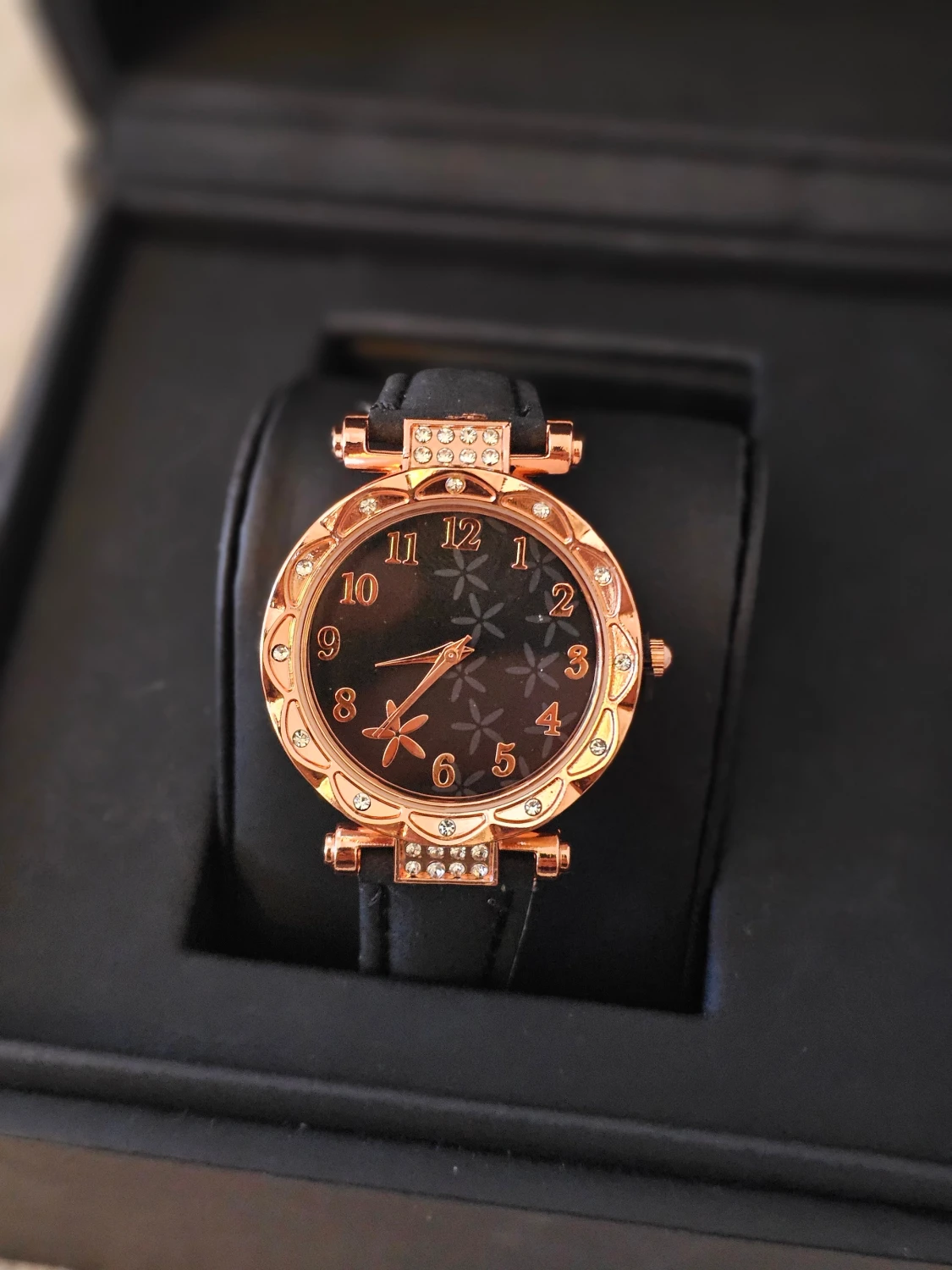 Svart och guld klocka med blommönster - 1