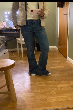 Bootcut diesel jeans - Säljer dessa jättesnygga bootcut lowaist Diesel jeans modell debbey.  storlek W31-L32z midjemått 86 och innerbenslängd 84. Skriv vid frågor!💗