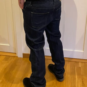 Mörka Jeans - Hej, säljer nu mina snygga jeans från ONLY & SONS. Jensen är i nytt skick (pga för små i midjan) Jensen är i storlek 30W/30L men skulle säga att de sitter som 29 i midjan! Skriv gärna om ni har några funderingar!