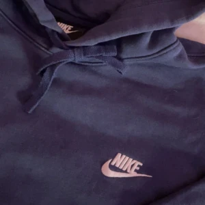 Nike hoodie - Blå Nike hoodie i bra skick storlek S passar både tjej och kille pris kan disskuteras!!