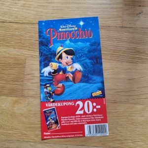 Vintage Disney Collectable coupon Samlare kupong - Coupon for 20:- off a copy of pinocchio expired may 7th 2000. Only valuable as a collector's item  Kupong till Pinocchio ifrån 7 maj 2000. Endast värde till samlaren. Texted stor: Värdekonservativ 20:-  Kupongen berättigar till 20:- rabatt vid köp av Walt Disneys Klassiker Pinocchio. Endast en kupong per film. Erbjudandet gäller t o m 7 maj 2000 eller så långt lagret räcker. Kan ej kombinerad med andra erbjudanden.  Bundle discounts: two items 10% off (automatic) three items 15% off, five items 