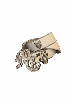 Tuttolente Vit glittrig skärp  - Säljer ett vitt skärp från Tuttolente med glittrande strassdetaljer och en stor, blingad spänne med logotyp. Skärpet har silverfärgade nitar längs kanterna och ett emblem med strass. Perfekt för att lyfta din outfit med extra bling.