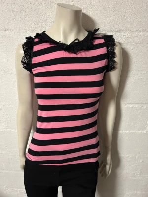 Topp med spets fr Poizen S/M - Helt ny topp med spets fr Poizen. Lite stretchig bomullstrikå.