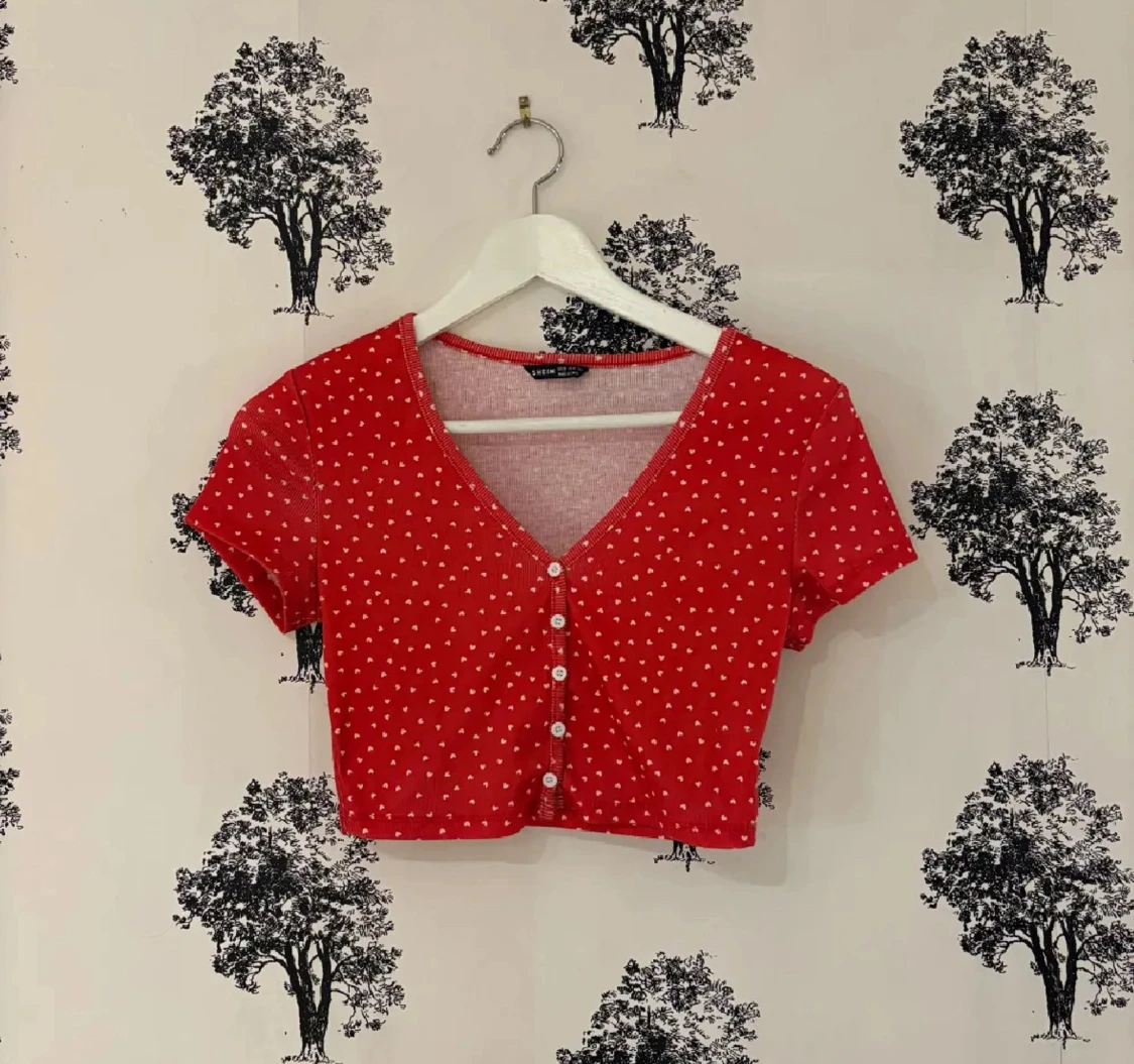 Röd croppad topp med hjärtan 