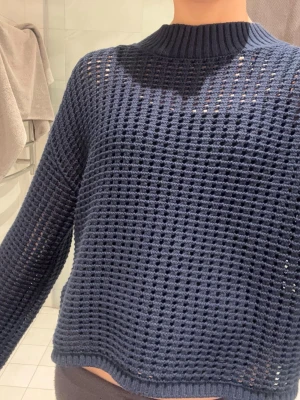 Tröja med hål - Säljer denna fina tröja! Knappt använd och väldigt bra skick, kan posta snabbt, skriv vid frågor❤️😇