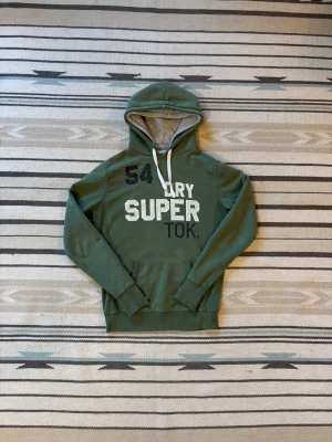 Grön hoodie från superdry - Snygg o unik hoodie från superdry. Använd men utan defekter.
