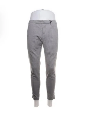 Grå kostymbyxor från Dondup - Snygga grå kostymbyxor från Dondup i smal passform. Byxorna är tillverkade i 99% ull och 1% elastan för en bekväm känsla. De har croppad längd, bälteshällor och diskreta bakfickor. Perfekta för en stilren look.