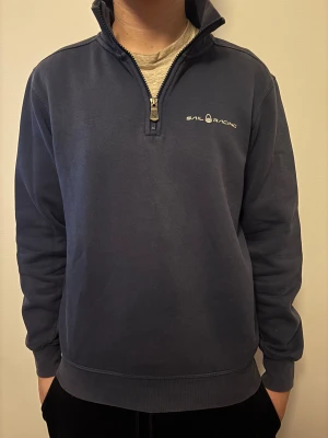 Blå Sail Racing half zip sweatshirt - Mörkblå sweatshirt från Sail Racing med half zip och hög krage. Ganska bra kvalité. Priset kan diskuteras.