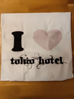 Tokio hotel kuddfodral - Säljer ett tokio hotel kuddfodral som är 45x45, trycket är dubbelsidigt och det står : I ❤️ tokio hotel, perfekt för tokio hotel fans!! Är inte andvända och säljer för jag råkat beställa för många.