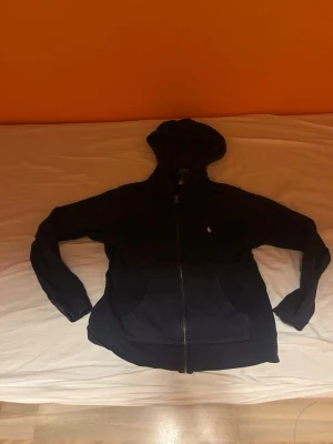 Ralph lauren hodie  - En marin blå Ralph lauren zip med vit låga i perfekt skick bara använd 4 gånger i storlek xs men passar även S. Pris kan även diskuteras 