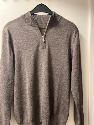 Stenströms Zip - Gråbrun Zip från Stenström. Storlek M men sitter mer som en S.