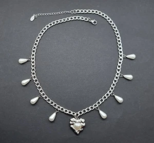 Stilfullt halsband med hjärta  - Material-rostfritt stål.  Kedjetjocklek-5mm 