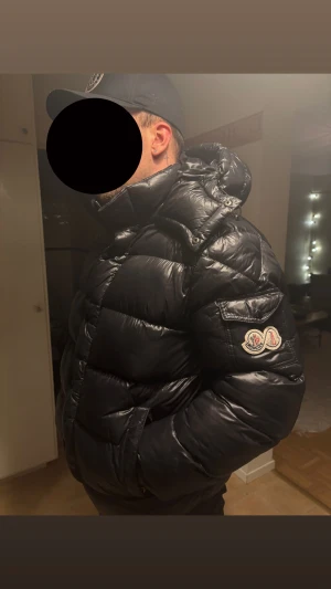 Moncler 70th anniversay jacket maya - Hjälper min kille att sälja hans moncler jacka då den är förstor för han, jackan är i storlek 4 vilket motsvarar L/XL. Jackan är sparsamt använd finns inga tecken på slitage.