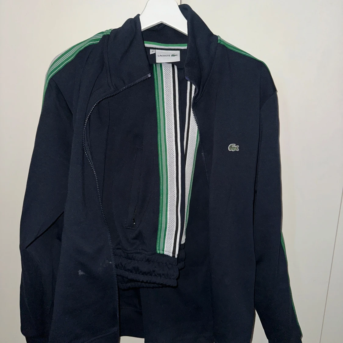 Mörkgrön set, ziptröja och mjukis från Lacoste med gröna ränder